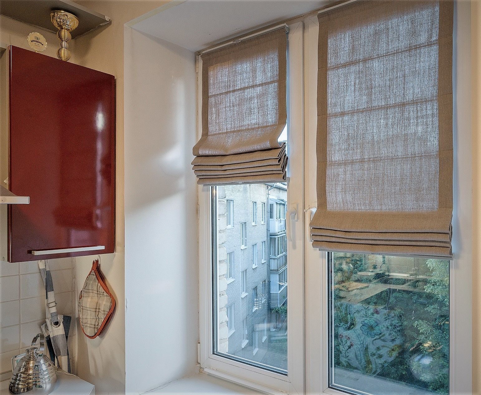 Римские шторы фото для кухни на пластиковое окно двустворчатое